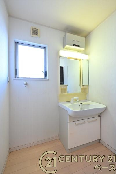 生駒郡斑鳩町龍田南５丁目の中古一戸建の独立洗面台|■現地撮影写真■清潔感のある広々とした洗面スペースです！