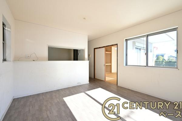 生駒郡斑鳩町龍田南５丁目の中古一戸建の居間・リビング|■現地撮影写真■ご家族でくつろいでいただける広々したリビング！