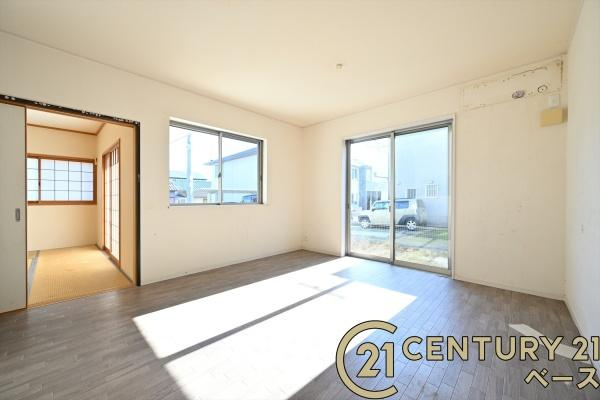 生駒郡斑鳩町龍田南５丁目の中古一戸建の居間・リビング|■現地撮影写真■暖かみある居心地の良い空間が広がります！