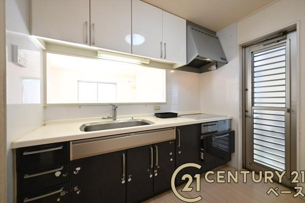 生駒郡斑鳩町龍田南５丁目の中古一戸建のキッチン|■現地撮影写真■収納力と使いやすさを追求したシステムキッチンです！