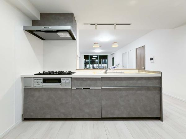 マークスプリングスメゾンＡ棟のキッチン|家事をしながらもリビングが見渡せる対面キッチンは、忙しい奥様に嬉しいカタチ。お料理もお子様や旦那様と会話をしながら楽しく作れそう。