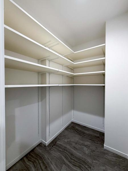 マークスプリングスメゾンＡ棟の収納|シューズクロークです。靴だけではなくアウトドア用品など様々な用途でお使いいただけます。ベビーカーの収納も可能です。