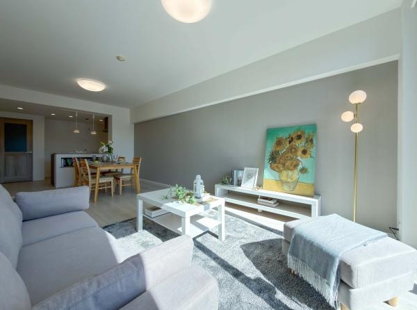 マークスプリングスメゾンＡ棟の居間・リビング|明るい光が差し込みます。一階のお部屋ですが道路から1段上がっていて人通りは気になりません。