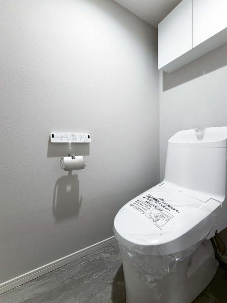 マークスプリングスメゾンＡ棟のトイレ|いつも綺麗に清潔に！ウォッシュレット付きトイレです。備え付けの収納棚も嬉しい!

