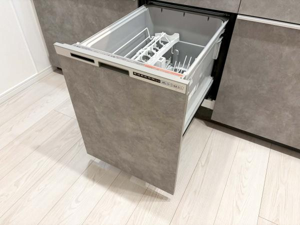 マークスプリングスメゾンＡ棟のキッチン|＜食洗機＞手洗いよりも時間の節約が出来るので子育てや家事で忙しい方の味方です。また高速洗浄と乾燥で殺菌効果が望め衛生的。手洗いよりも節水効果もありうれしいポイント詰まっています！