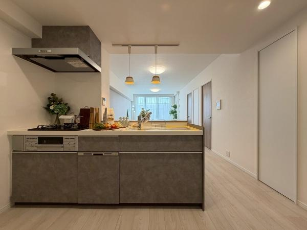 マークスプリングスメゾンＡ棟のキッチン|＜食洗機＞手洗いよりも時間の節約が出来るので子育てや家事で忙しい方の味方です。また高速洗浄と乾燥で殺菌効果が望め衛生的。手洗いよりも節水効果もありうれしいポイント詰まっています！