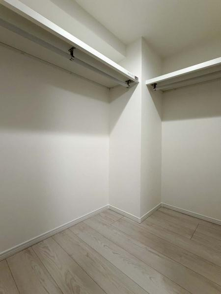 マークスプリングスメゾンＡ棟の収納|洋室のウォークインクローゼットです。お部屋が広く使えそうで良いですね。