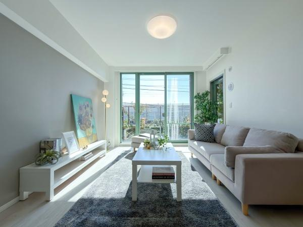 マークスプリングスメゾンＡ棟の居間・リビング|上質な暮らしを感じさせてくれます。毎日の暮らしの中で表情を変える場所ですが、いつもあたたかく家族を包み込んでくれる場所になるはずです。