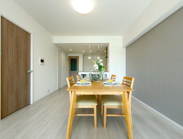 マークスプリングスメゾンＡ棟の寝室|収納力を豊富に備えたお部屋！陽当たりの良い、ご夫婦様のくつろぎの空間です！