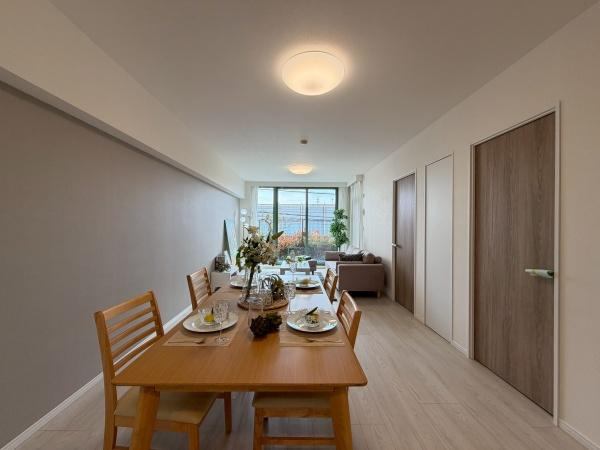 マークスプリングスメゾンＡ棟の居間・リビング|キッチン側から見たリビングです。
広くて収納もございますので広々お使いいただけます。