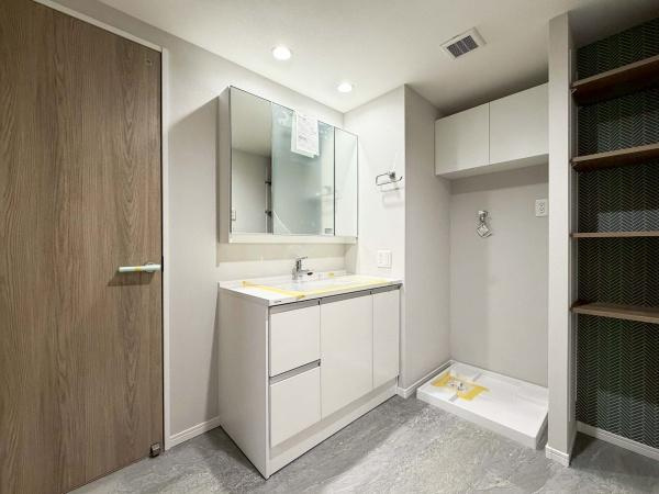 マークスプリングスメゾンＡ棟の独立洗面台|広々した明るい洗面室です！各所収納もございます。