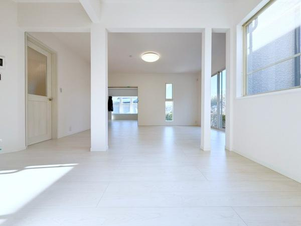 横浜市泉区西が岡２丁目の中古一戸建の居間・リビング