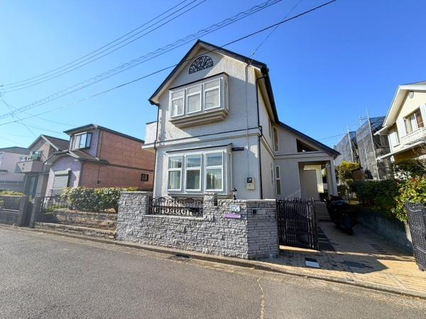 横浜市泉区西が岡２丁目の中古一戸建の前面道路含む現地写真