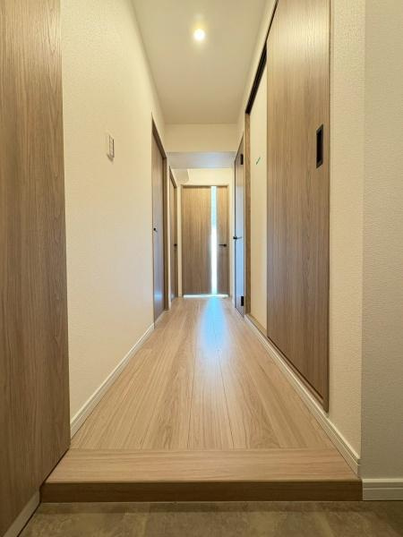 モアグランデ新横浜北の内装|玄関から見た廊下です。