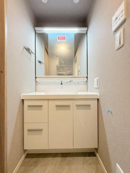 モアグランデ新横浜北の独立洗面台|シンプルに使いやすさが考えられた洗面台ですね。
