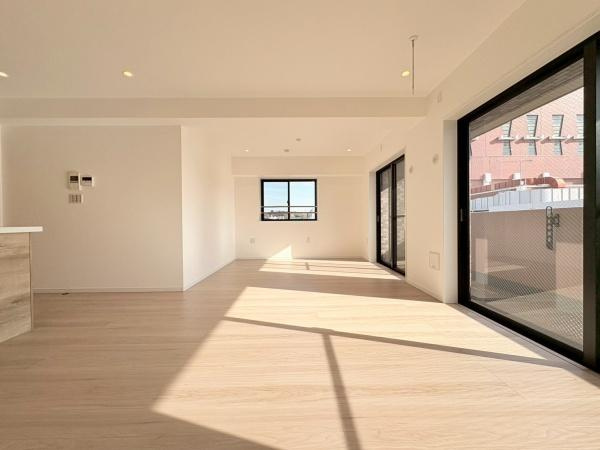 モアグランデ新横浜北の居間・リビング|バルコニー付きのリビングです！日当たり良好で暖かいです。