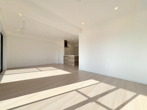 モアグランデ新横浜北の居間・リビング|照明がなくても明るいです！室内用府スクリーンが設置されてます。