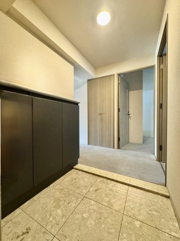 佐鳴台パーク・ホームズの玄関|中に入ると明るい玄関が広がります！シューズ用収納スペースもあり、スッキリとした玄関をキープできます！
