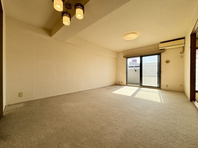 佐鳴台パーク・ホームズのその他|大きな窓から差し込む陽射しが、部屋全体を明るく気持ちの良い空間にしてくれます！
