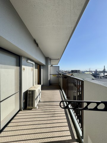 佐鳴台パーク・ホームズのバルコニー|南向きのバルコニーからは気持ちの良い陽射しと風が入り込みます！
