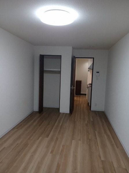 大阪市東淀川区　築浅一棟売アパート　アート大桐の洋室