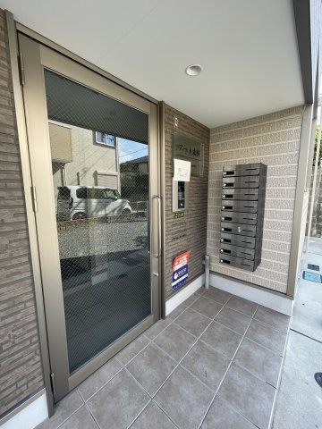 大阪市東淀川区　築浅一棟売アパート　アート大桐のエントランス