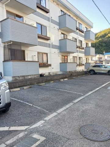 スクウェアガーデン緑井の駐車場|駐車場があるので、車を買う予定の方も安心です