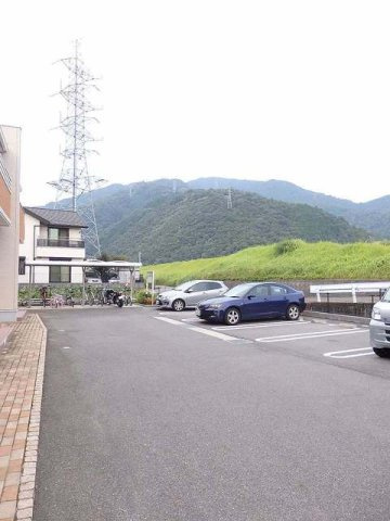 シャルマン　ヴィラの駐車場|駐車場に車を止められます