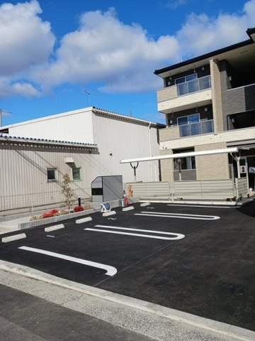 ヴィラ・セレナの駐車場|車をお持ちの方に嬉しい駐車場付きの物件です