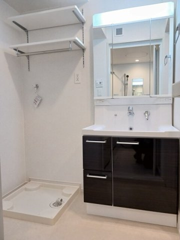 ヴィラ・セレナの洗面所|脱衣スペースもあります