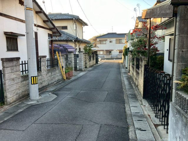 高松市香西西町　中古戸建の前面道路含む現地写真