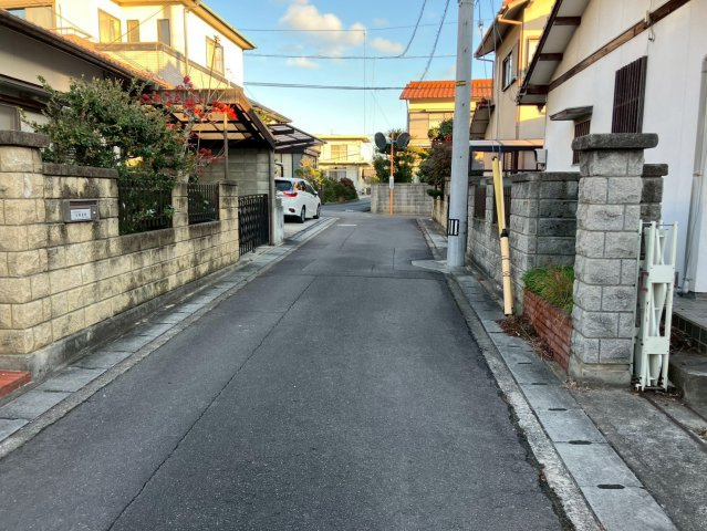 高松市香西西町　中古戸建の前面道路含む現地写真