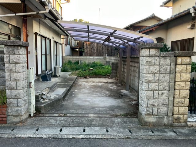 高松市香西西町　中古戸建の駐車場|現状は駐車スペース１台です。拡張すれば、縦列２台は可能です。