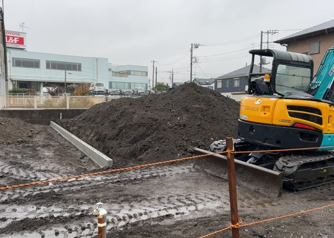 【前面道路含む現地写真】 | 道幅が狭い場所は比較的土地の値段が低いことが多く、また交通量が少ないため騒音が少なく静かな環境で過ごせます。また、小さいお子様がいるご家庭も安心です。一方で車の駐車が難しいというデメリットもあります。
