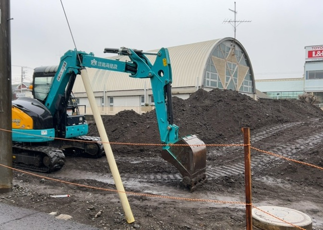 【前面道路含む現地写真】 | 道幅が広い場所は日当たりや風通が良好です。幅が広いのですれ違いも可能ですし大きな車でも駐車可能！一方で、大型車が通ることも多くなるため交通量の増加により騒音に繋がります。また土地の値段が高くなります。