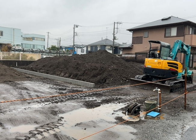 【前面道路含む現地写真】 | 住宅用の土地では前面道路に2m以上接していなければならないと法律で定められています。しかし、お持ちの車のサイズやライフスタイルなどにより、2mでは利便が悪い場合もございますので、事前に確認しましょう。