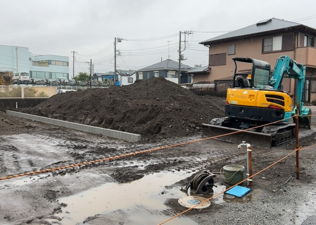 【前面道路含む現地写真】 | お持ちの車種によっては前面道路が広い方が便利でしょう。しかし、前面道路が広ければその分交通量が多くなるため、騒音などが気になる場合があります。実際に現地を見学し、周辺交通量や騒音などを確認しましょう！