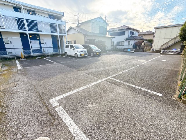 千葉市中央区都町１丁目のアパートの駐車場|駐車場があるので、車を買う予定の方も安心です
