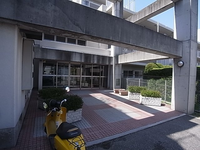 神戸市須磨区南落合１丁目の賃貸マンションのエントランス