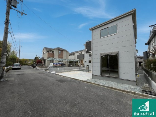 神戸市西区糀台　第2期　新築一戸建ての前面道路含む現地写真|周辺は閑静な住宅街！前面道路広々で車の出し入れも便利です。駐車が苦手な方でも安心して車庫入れできます！