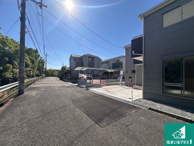 神戸市西区糀台　第2期　新築一戸建ての前面道路含む現地写真|周辺は閑静な住宅街！前面道路広々で車の出し入れも便利です。駐車が苦手な方でも安心して車庫入れできます！