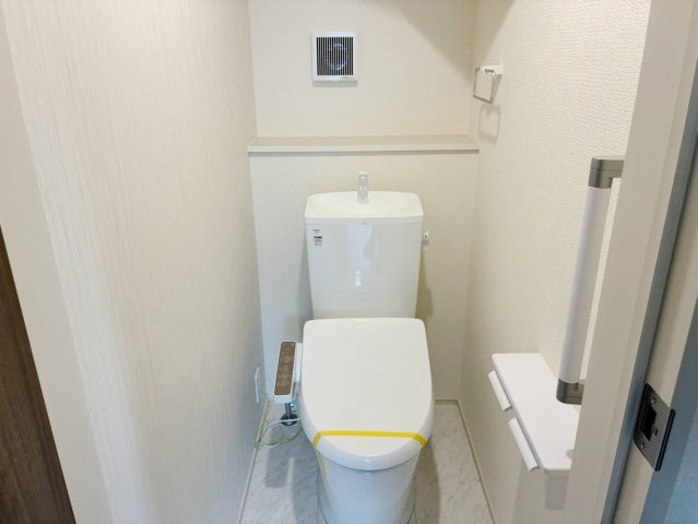 【トイレ】 | 裾野市茶畑3期 新築建売分譲住宅 建物＋土地 TW06007 | 裾野市茶畑　1号棟　１階トイレ　※令和８年７月３０日撮影