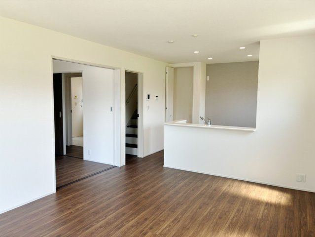 【居間・リビング】 | 裾野市茶畑3期 新築建売分譲住宅 建物＋土地 TW06007 | 裾野市茶畑　1号棟　リビング　※令和８年７月３０日撮影