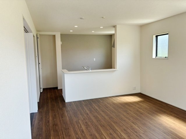 【居間・リビング】 | 裾野市茶畑3期 新築建売分譲住宅 建物＋土地 TW06007 | 裾野市茶畑　1号棟　リビング　※令和８年７月３０日撮影