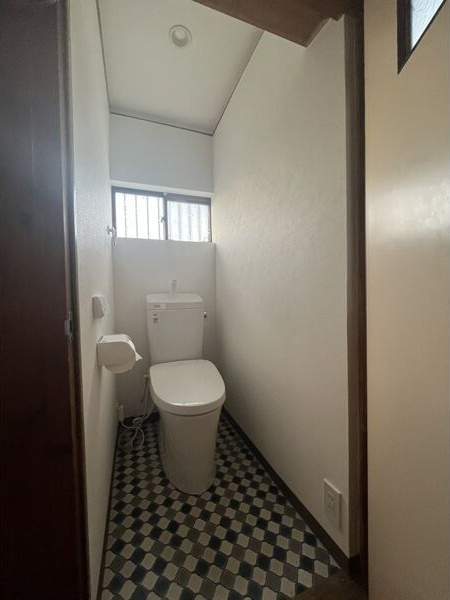 名和町前郷戸建貸家のトイレ