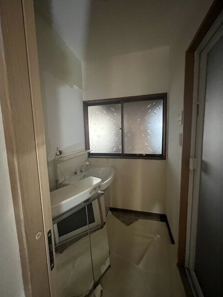 名和町前郷戸建貸家の洗面所