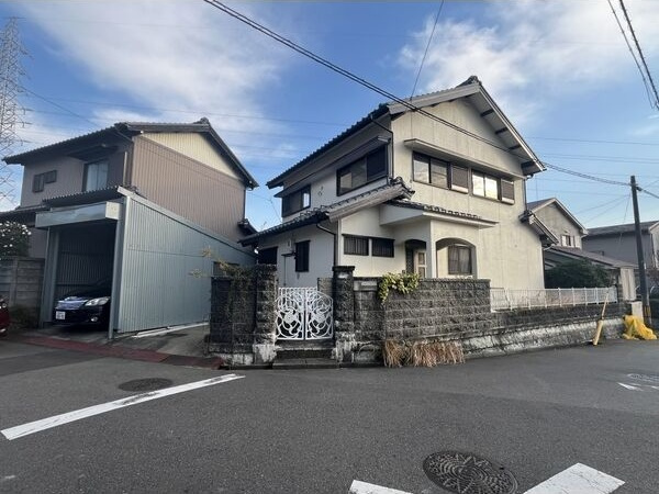 名和町前郷戸建貸家の駐車場