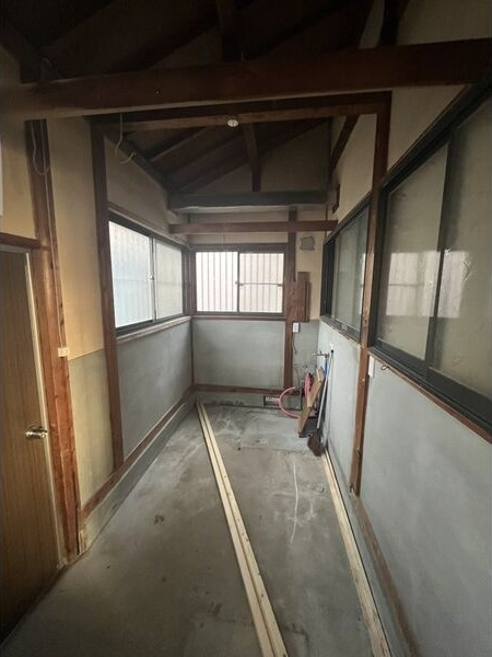 名和町前郷戸建貸家の洋室