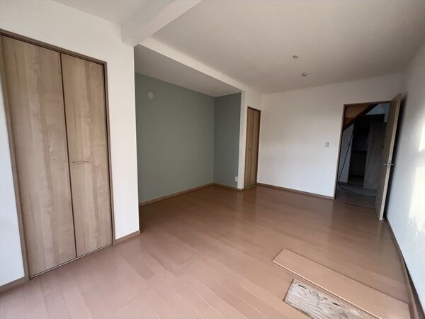 名和町前郷戸建貸家の洋室