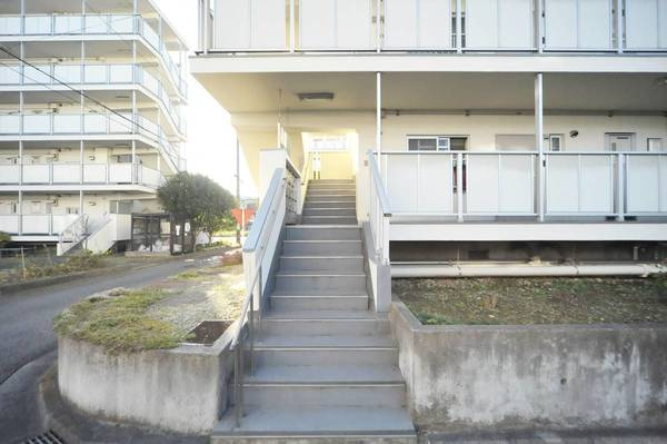 ビレッジハウス菅田4号棟のエントランス